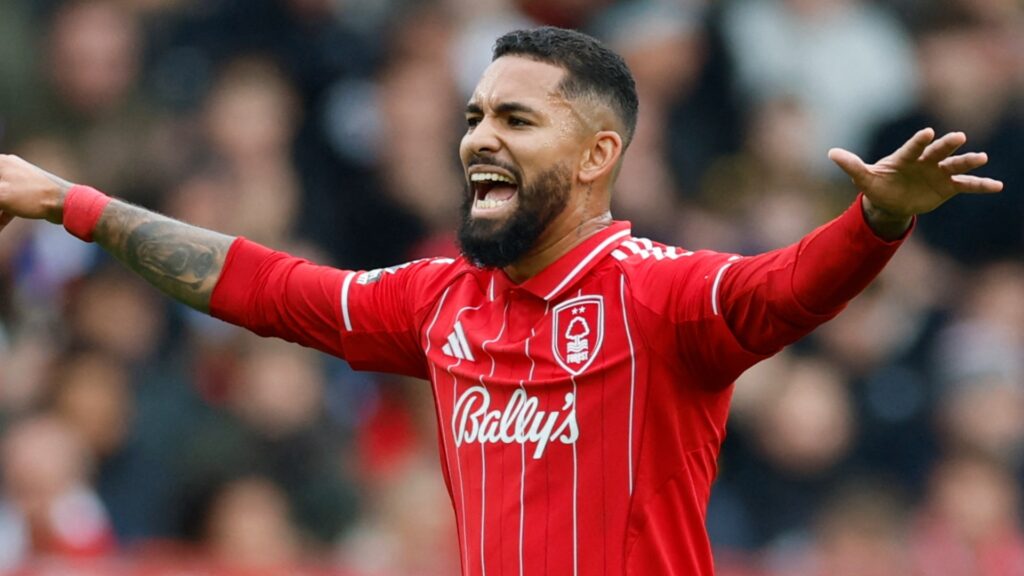 Douglas Luiz. (REUTERS)