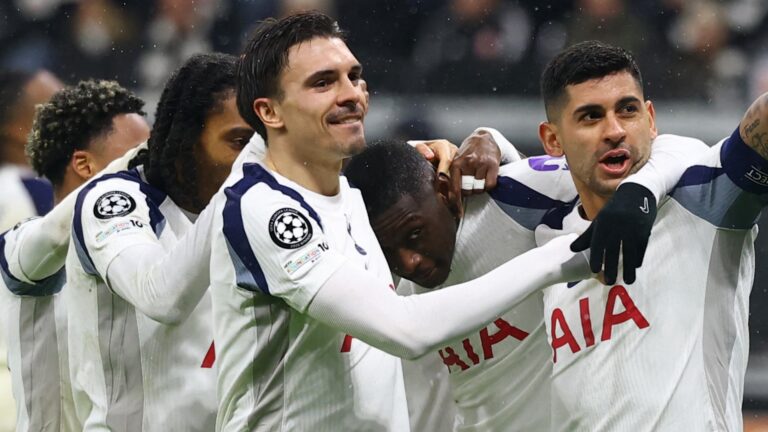 spurs-celebrate-goal-kolo-muani