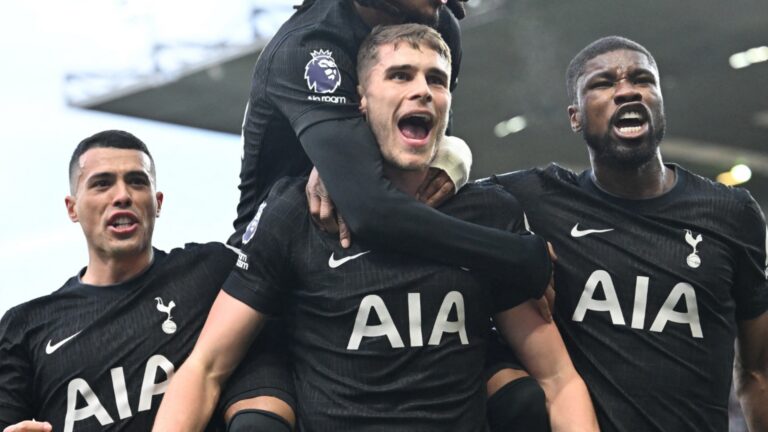tottenham-celebrate-porro-van-de-ven-kudus