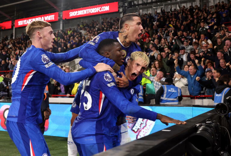 BRENTFORD, ENGLAND - SEPTEMBER 13: Moises Caicedo of Chelsea celebrates scoring his team's second goal with teammates Alejandro Garnacho, Enzo Fernandez and Cole Palmer during the Premier League match between Brentford and Chelsea at Gtech Community Stadium on September 13, 2025 in Brentford, England. (Photo by Harry Murphy/Getty Images)