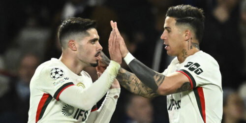 Pedro Neto, Enzo Fernandez. (JULIEN DE ROSA / AFP via Getty Images)