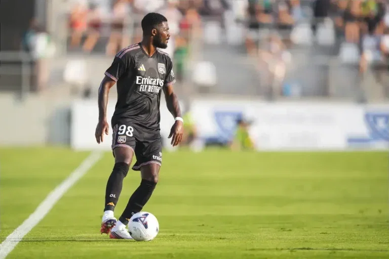 Everton agree £4.2 million deal to sign “strong” former England international