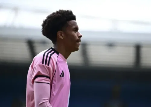 Manchester United ‘remain in talks’ to sign ‘elegant’ English midfielder