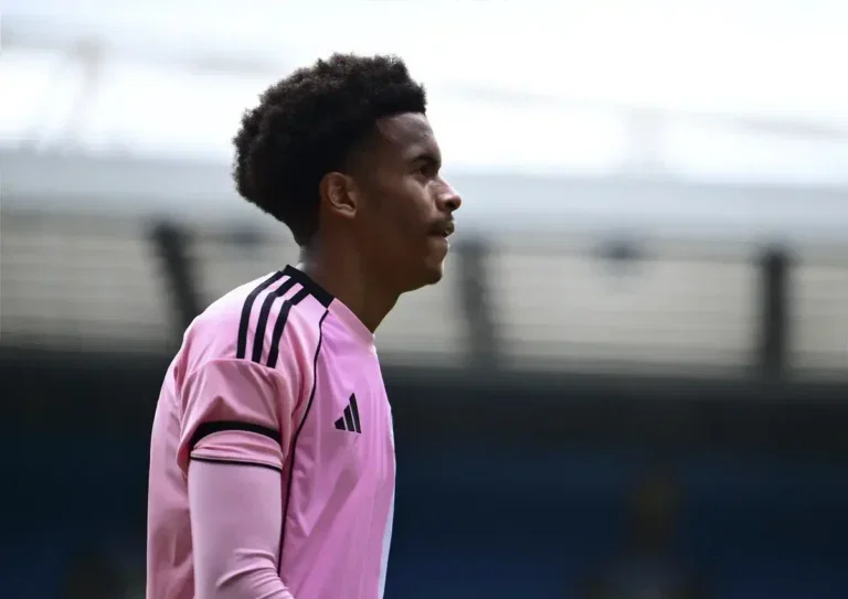 Manchester United ‘remain in talks’ to sign ‘elegant’ English midfielder