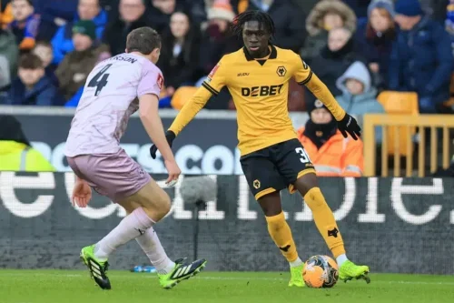 Manchester United make ‘direct contact’ with representatives of “very bright” 18-year-old talent