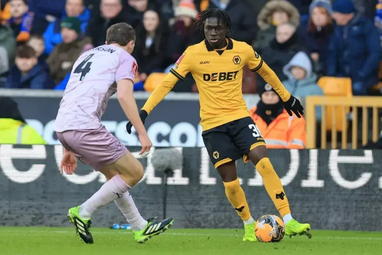 Manchester United make ‘direct contact’ with representatives of “very bright” 18-year-old talent